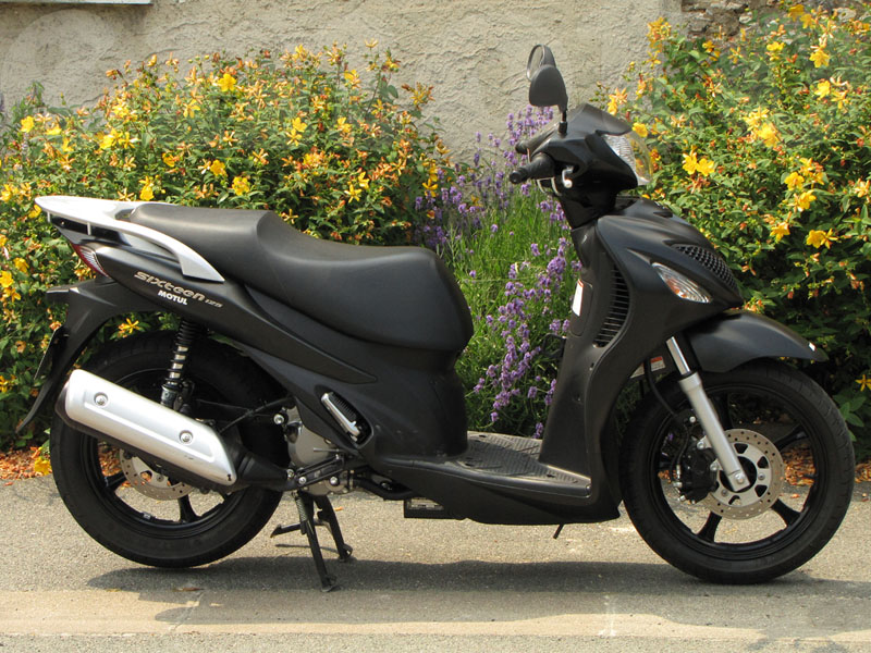 essai du Suzuki SIXTeen 125 modèle 2009