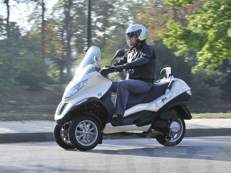 essai du Piaggio MP3 125 Hybride modèle 2010