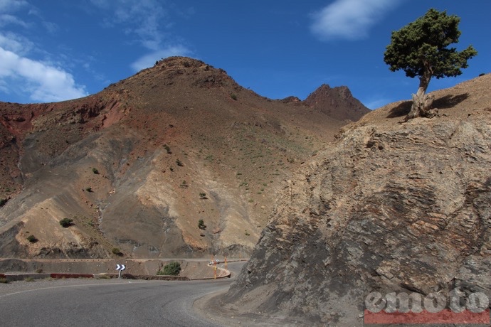 route n9 au maroc col du tichka debut de la descente en direction de ouarzazate depuis le col du tichka