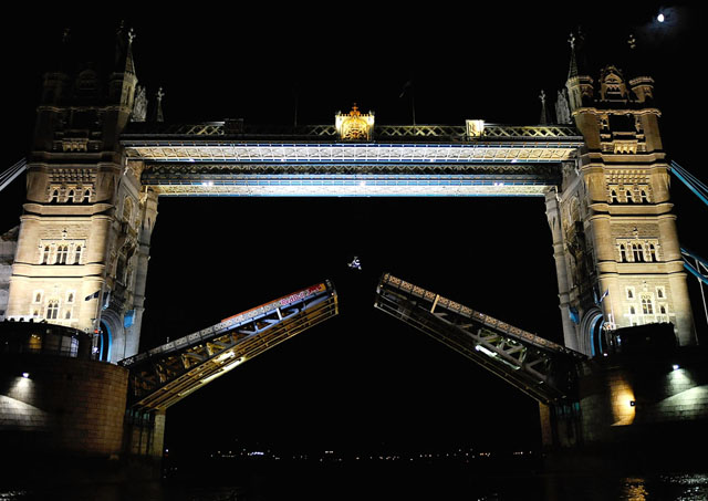 robbie maddison backflip tower bridge 1 robbie maddison backflip tower bridge 1