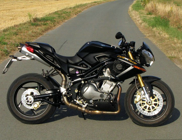 http://www.emoto.com/img/news/200908/5666/benelli-cafe-racer-899-2009.jpg