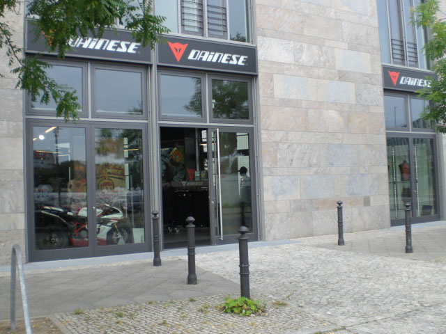 dainese berlin vitrine