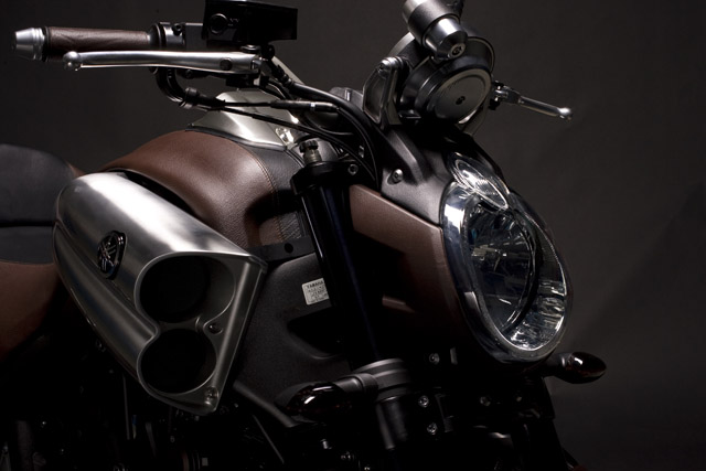 http://www.emoto.com/img/news/201010/6713/yamaha-vmax-hermes-phare.jpg