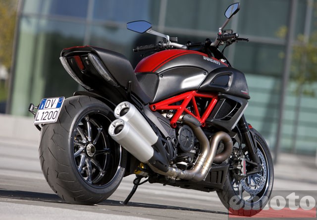 Un très beau Piaggio MP3 Ducati-diavel-carbon-exterieur-arriere