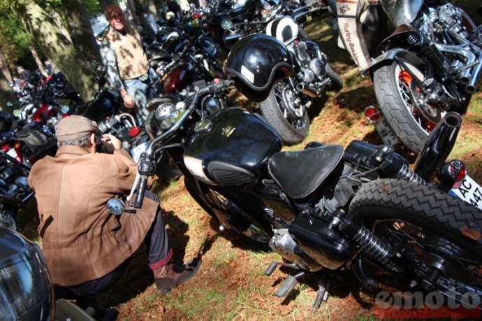 bobber sur base de royal enfield et la pause devant celui de triumph bobber sur base de royal enfield et la pause devant celui de triumph