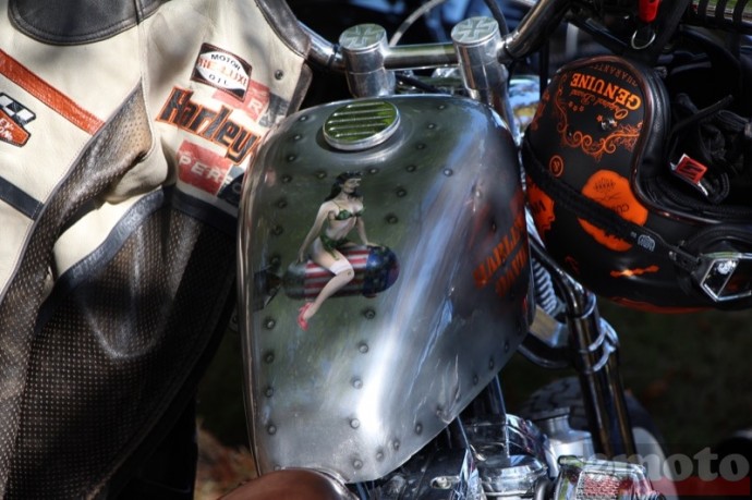 peinture pinup sur ce re servoir de harley davidson peinture pinup sur ce re servoir de harley davidson