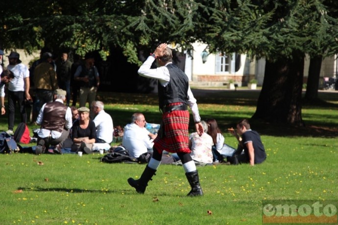 style e cossais avec ce kilt sur les pelouses du chateau de groussay style e cossais avec ce kilt sur les pelouses du chateau de groussay