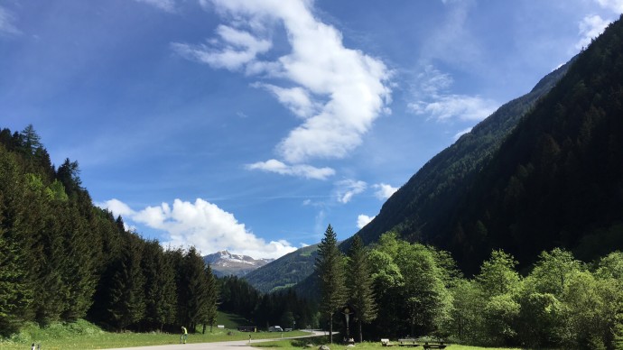 une route qui part dans un paysage de montagne une route qui part dans un paysage de montagne