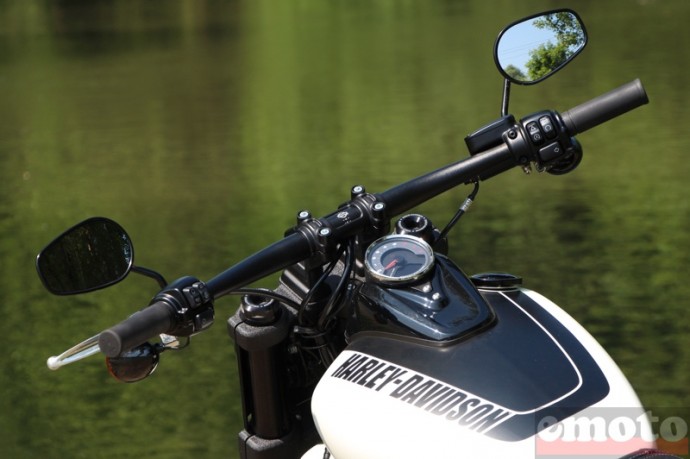 un tres large dragbar sur cette harley davidson fat bob un tres large dragbar sur cette harley davidson fat bob
