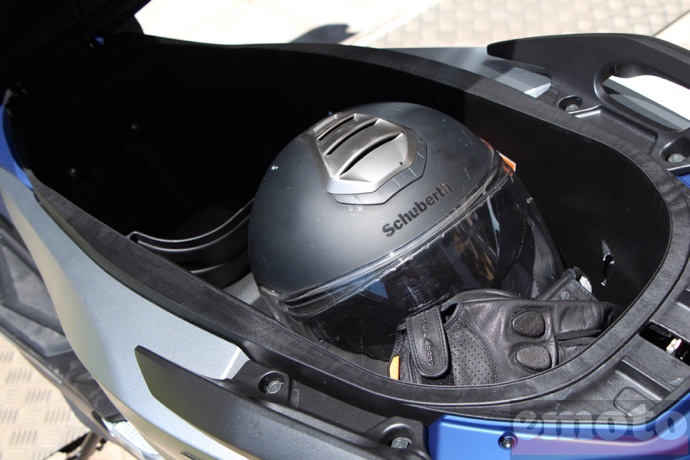 2 casques integraux rentrent dans le coffre du forza 300 2 casques integraux rentrent dans le coffre du forza 300