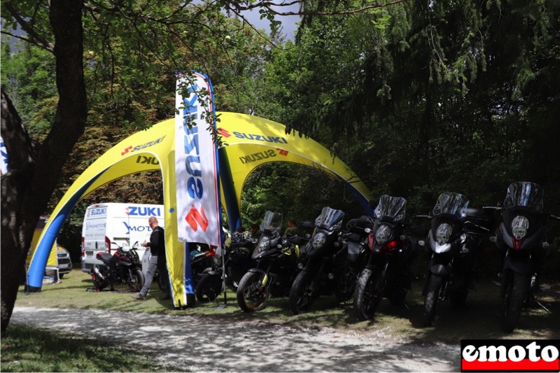 yakamotos s occupait du stand suzuki a l alpes aventure motofestival