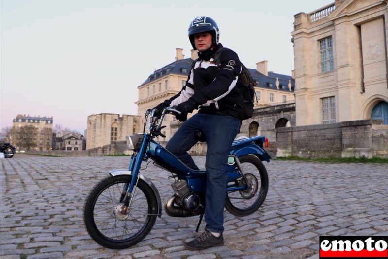 Cyril et sa Motobécane 51 V à la traversée de Paris, cyril au depart de la traversee de paris 2020 avec sa motobecane 51 v