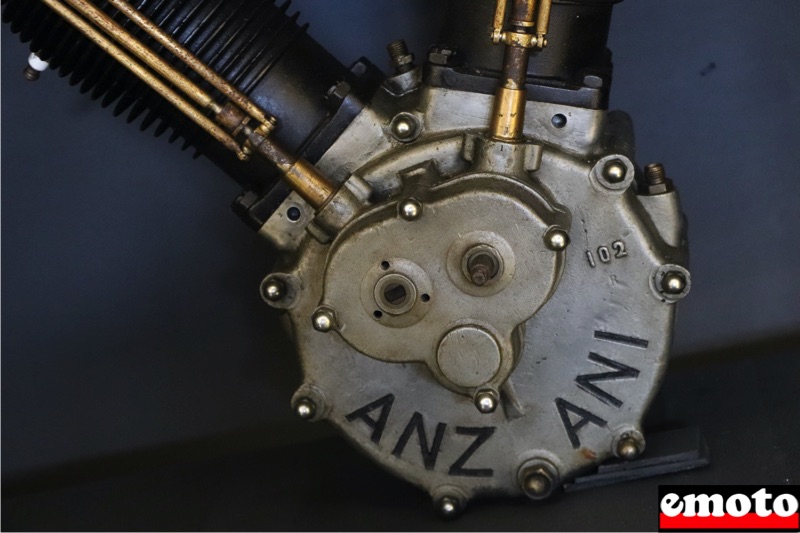 Moteur Anzani moto et avion, expo à l'Atelier des Pionniers, moteur anzani bicylindre 4 temps