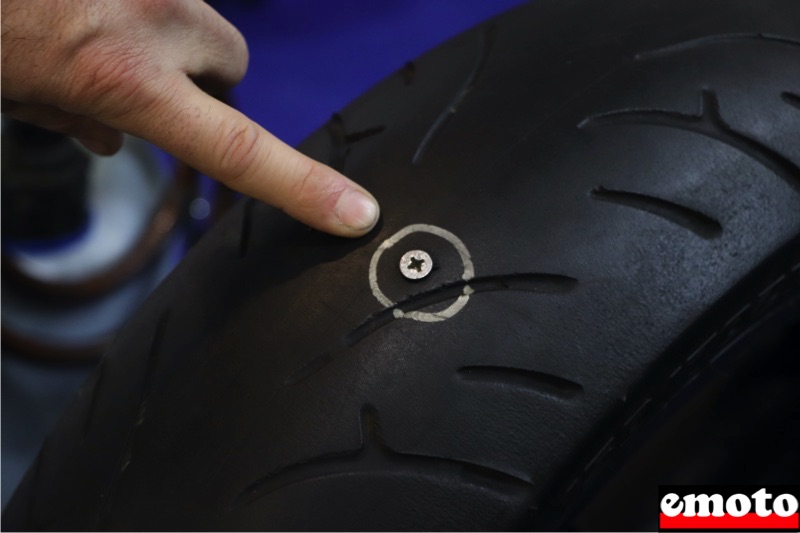Pneu auto réparable WheelSecure au MotoLab du salon de Lyon, exemple avec une vis dans un pneu moto on l enleve et le produit wheelsecure colmate le pneu en roulant