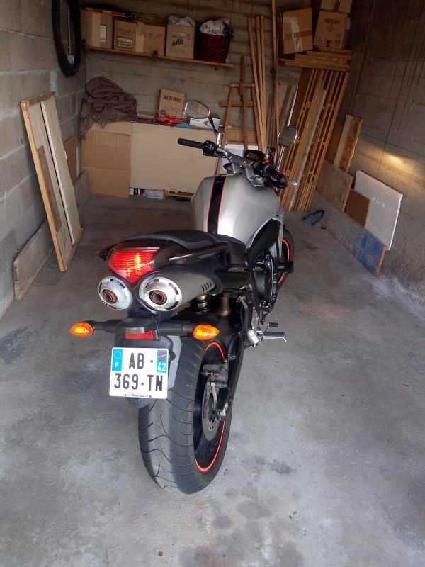 Moto Yamaha FZ 600 3/5