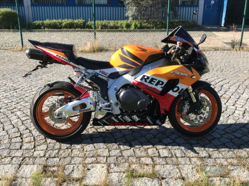 Honda Repsol CBR 1000 RR Fireblade Sportive 2/4