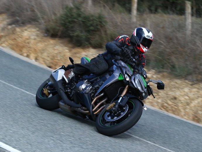 kawasaki z1000 a l essai dans la region de seville en espagne