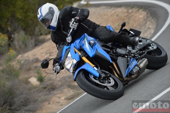 suzuki gsxs 1000 a l essai dans la region d alicante en espagne