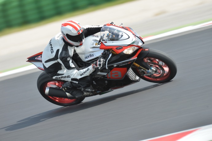 aprilia rsv4 rf modele 2015 en essai a misano en italie