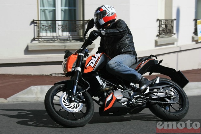 ktm duke 125 modele 2011 a l essai dans les rues de paris