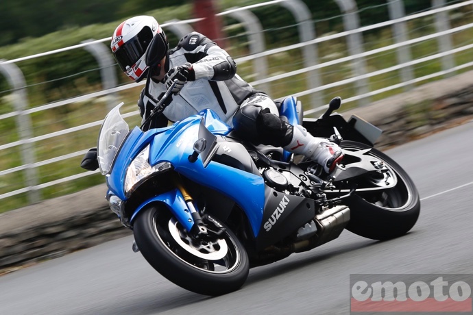 suzuki gsx s 1000 f sur la celebre ile de man