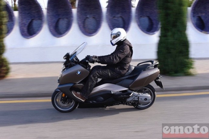 bmw c 650 gt dans les rues de valencia en espagne