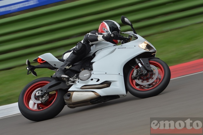 ducati 899 panigale sur le circuit d imola en italie