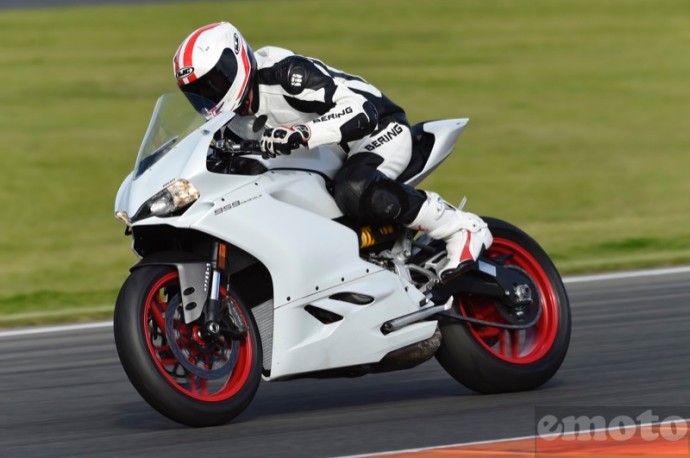 ducati 959 panigale sur le circuit de valencia en espagne