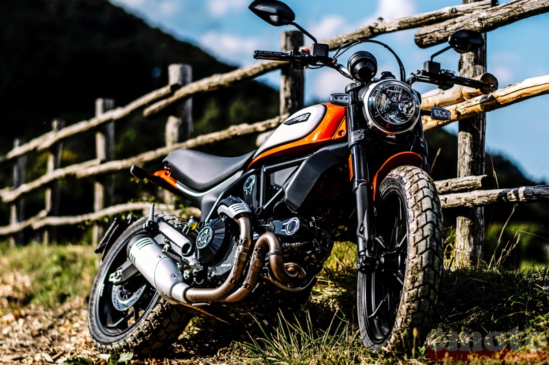 ducati scrambler 800 icon en coloris atomic tangerine