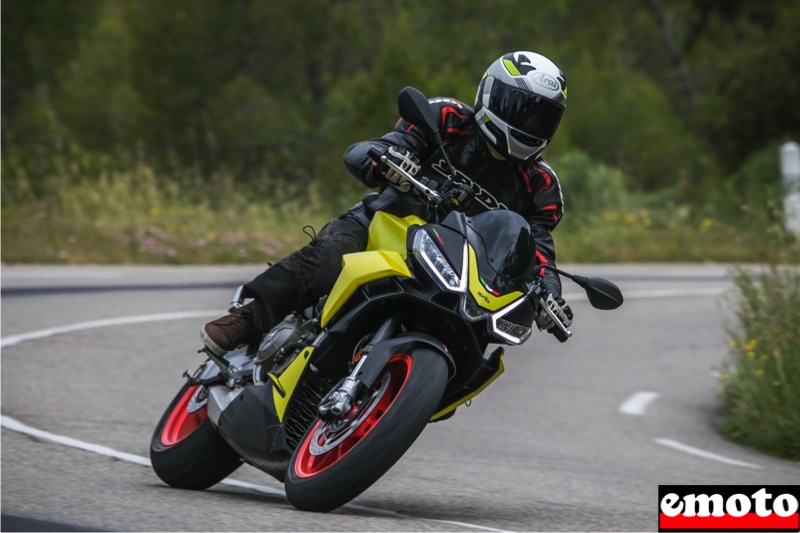 aprilia tuono 660 avec les jambes aussi pliees mais le buste plus droit