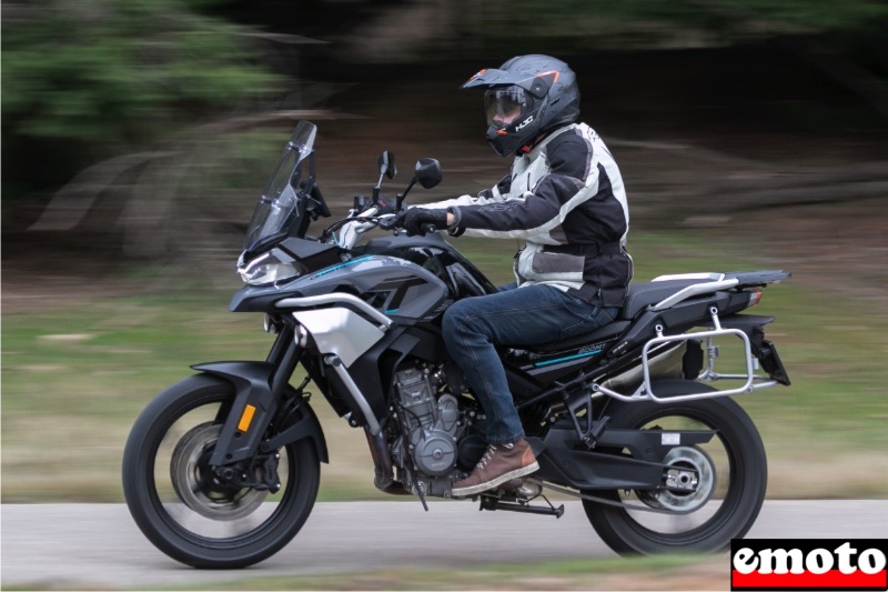 la cf moto 800 mt sport est moins bien equipee