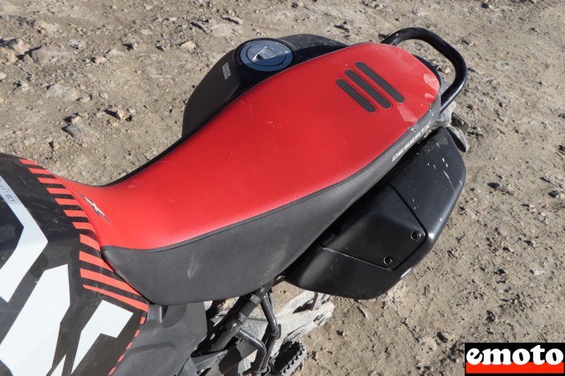 selle enduro et reservoir additionnel de 8 litres