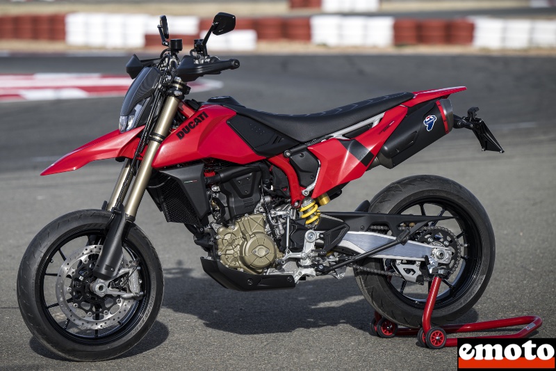 ducati hypermotard 698 standard cote gauche avec son unique disque de frein de 330 mm