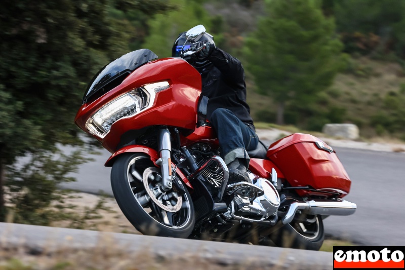 le road glide gagne en agilite malgre le guidon ape hanger