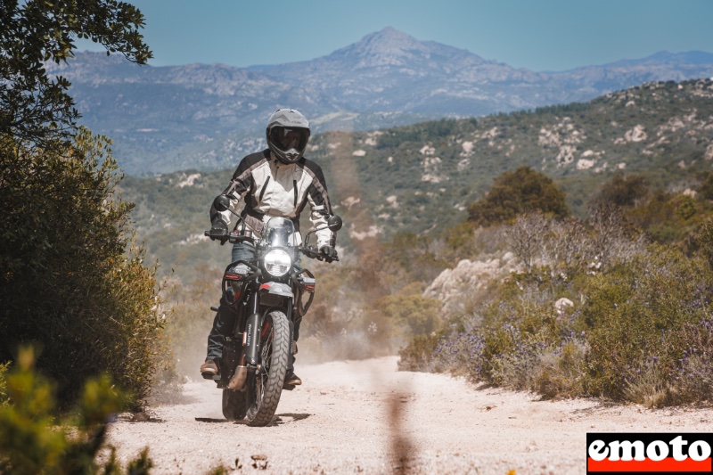 la royal enfield himalayan est parfaite pour se balader sur les pistes