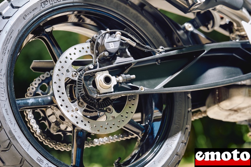 bras oscillant et empattement identiques a la ktm