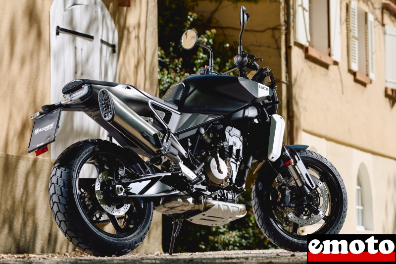 echappement releve sur le cote droit comme sur un scrambler