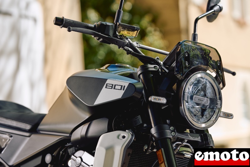 la signature lumineuse ronde specifique a husqvarna est presente sur la 801