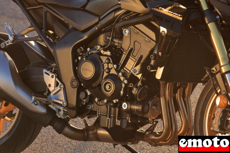 moteur 4 cylindres en ligne de 999 cm3 157 ch et 107 nm de couple sur la sp 152 ch et 104 nm sur la standard