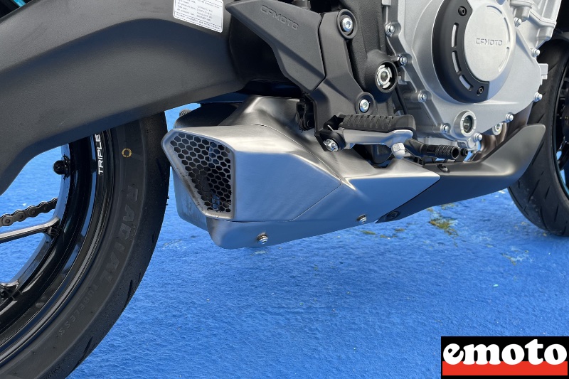 echappement sous la moto