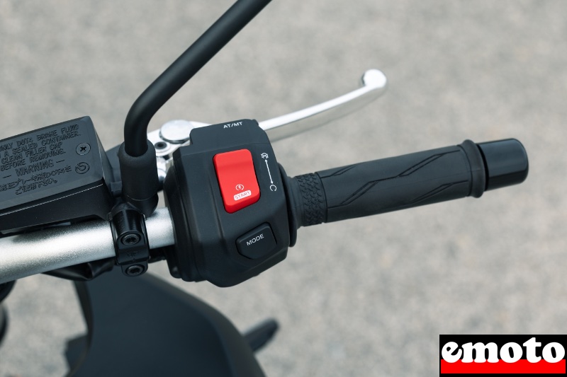 a droite le bouton pour changer de mode au pouce et a l index le bouton pour passer la boite y amt du mode manuel a automatique et reciproquement