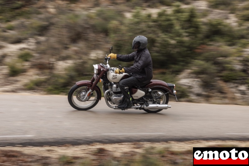 une moto qui se conduit a l ancienne en toute decontraction meme ici sous des trombes d eau