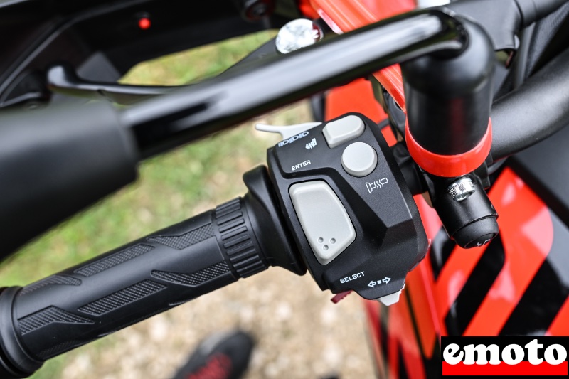 boutons pour la selle et les poignees chauffantes de serie ainsi que l acces au menu