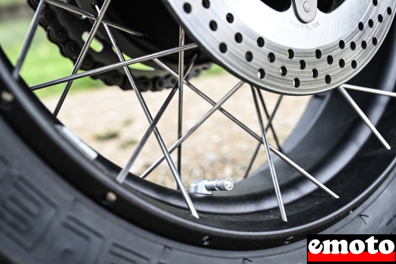 rayons tengentiels pour des pneus tubeless et une valve coudee parce que c est pratique