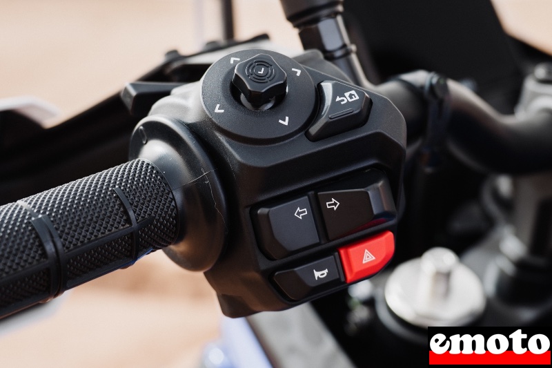 commodo avec le joystick pour naviguer dans les menu le mode de conduite a son propre bouton au guidon droit