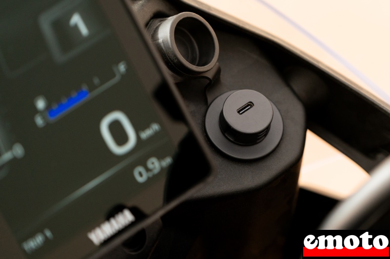 prise usb c etanche au tableau de bord
