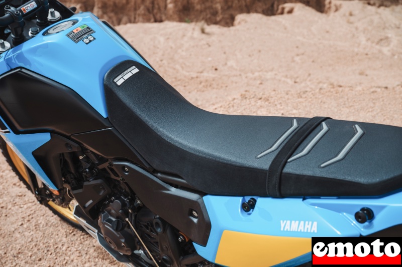selle plus epaisse sur la rally et avec un grip plus important