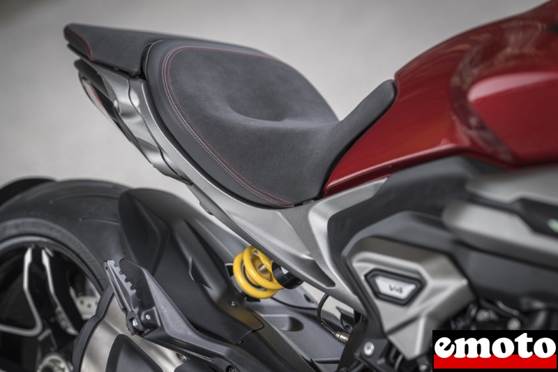 selle plus epaisse et plus de debattement de suspension pour plus de confort