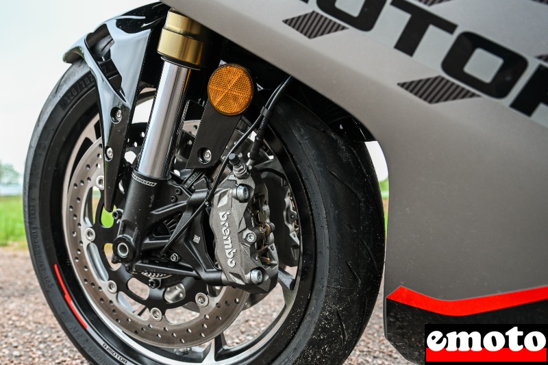 freinage avec des etriers radiaux brembo sur une fourche inversee marzzochi de 41 mm