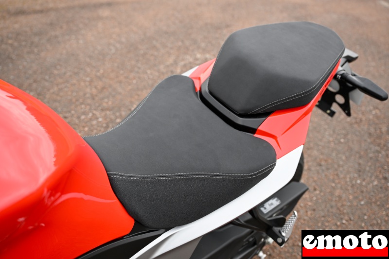 selle large et pas trop haute pour le pilote de cette petite sportive